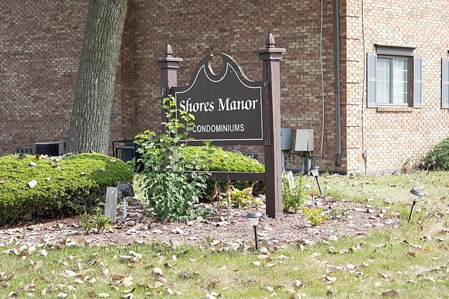 19701 Ridgemont Road 17, Saint Clair Shores, MI 48080