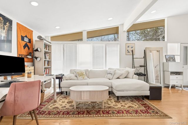 11 Oakley Road, White Plains, NY 10606