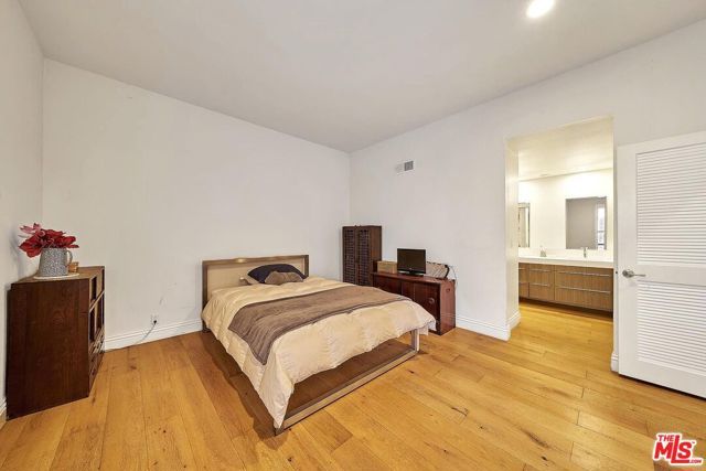 835 S Lucerne Boulevard 205, Los Angeles, CA 90005
