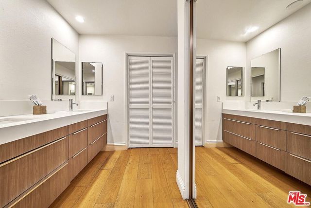 835 S Lucerne Boulevard 205, Los Angeles, CA 90005