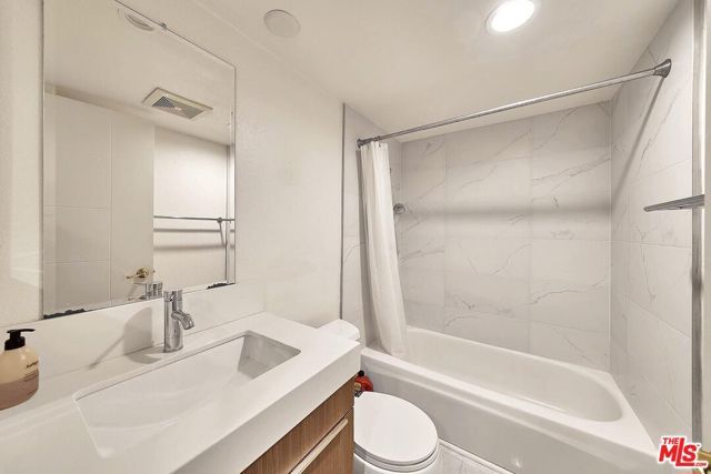 835 S Lucerne Boulevard 205, Los Angeles, CA 90005