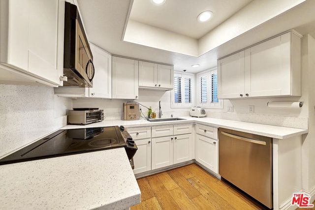 835 S Lucerne Boulevard 205, Los Angeles, CA 90005