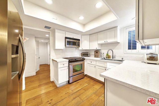 835 S Lucerne Boulevard 205, Los Angeles, CA 90005