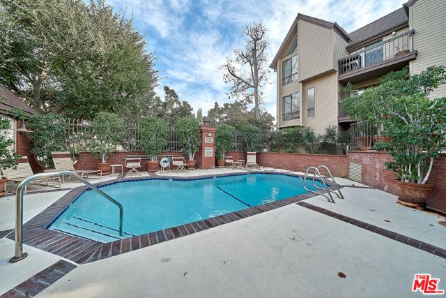 835 S Lucerne Boulevard 205, Los Angeles, CA 90005