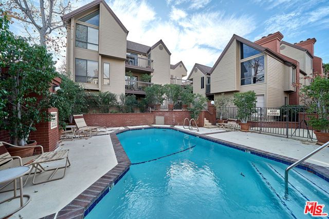 835 S Lucerne Boulevard 205, Los Angeles, CA 90005