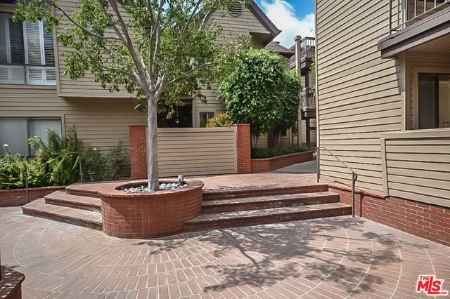 835 S Lucerne Boulevard 205, Los Angeles, CA 90005