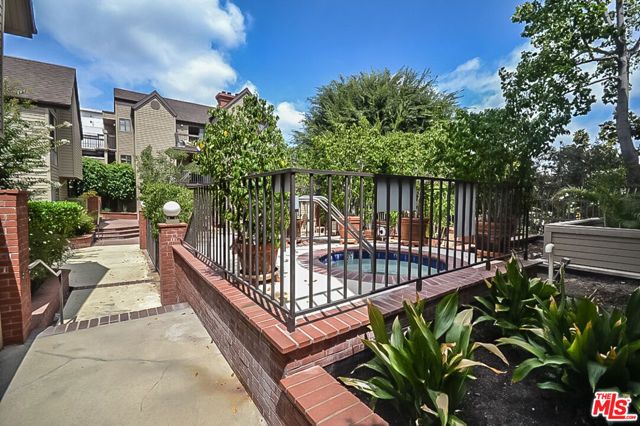 835 S Lucerne Boulevard 205, Los Angeles, CA 90005