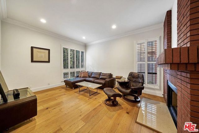 835 S Lucerne Boulevard 205, Los Angeles, CA 90005