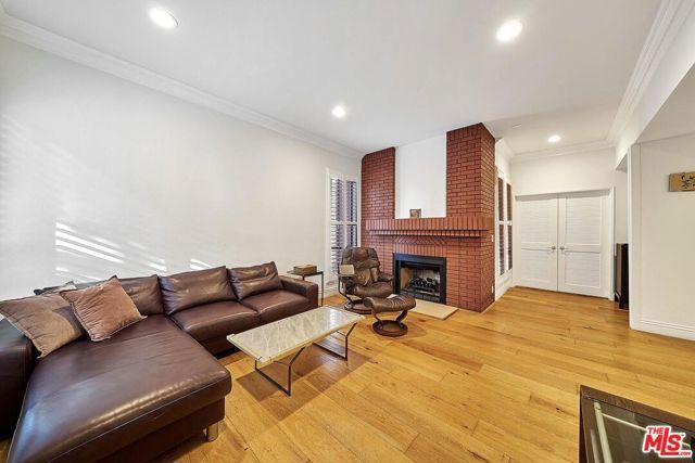 835 S Lucerne Boulevard 205, Los Angeles, CA 90005
