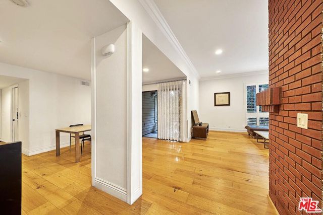 835 S Lucerne Boulevard 205, Los Angeles, CA 90005