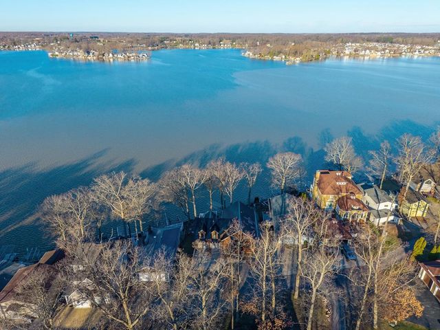 680 Lane 150H Hamilton Lk, Hamilton, IN 46742