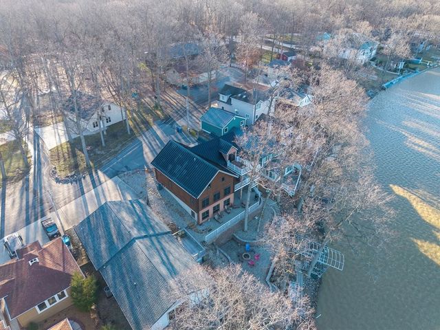 680 Lane 150H Hamilton Lk, Hamilton, IN 46742