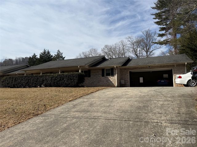 207 Daniel Drive, Hendersonville, NC 28739