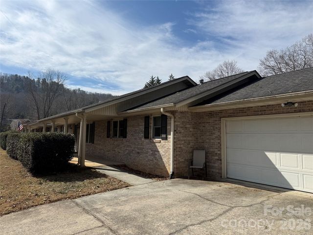 207 Daniel Drive, Hendersonville, NC 28739
