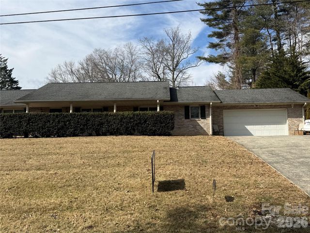 207 Daniel Drive, Hendersonville, NC 28739