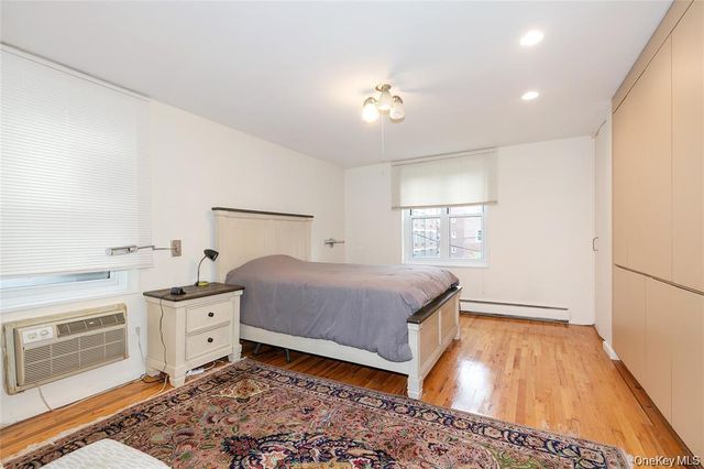 25 Canterbury Road 2F, Great Neck, NY 11021