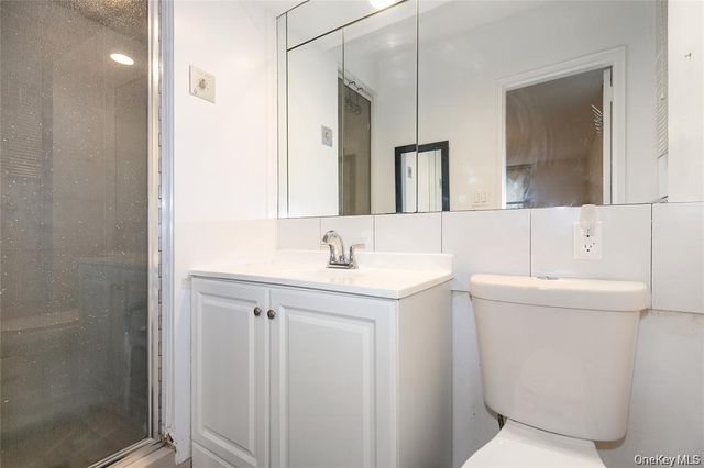 25 Canterbury Road 2F, Great Neck, NY 11021