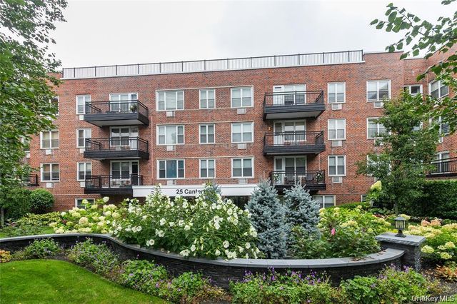 25 Canterbury Road 2F, Great Neck, NY 11021