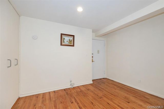 25 Canterbury Road 2F, Great Neck, NY 11021