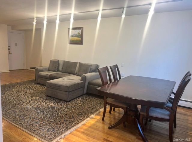 25 Canterbury Road 2F, Great Neck, NY 11021