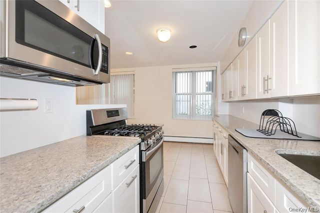 25 Canterbury Road 2F, Great Neck, NY 11021