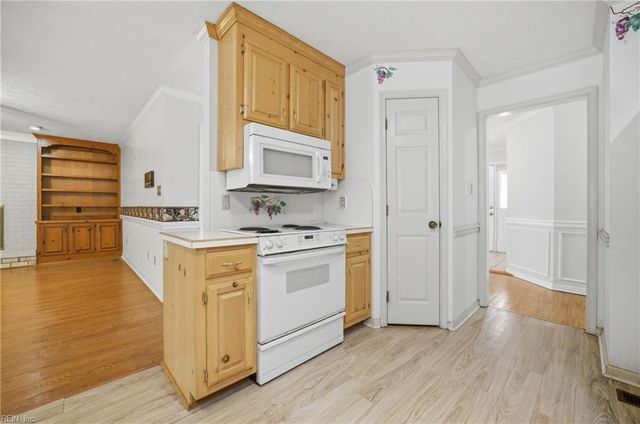 8 Lake Erie CT, Hampton, VA 23669