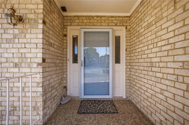 8 Lake Erie CT, Hampton, VA 23669