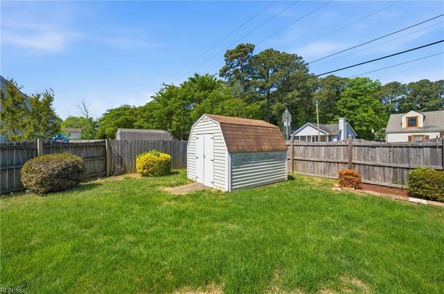 8 Lake Erie CT, Hampton, VA 23669