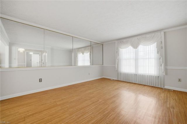 8 Lake Erie CT, Hampton, VA 23669