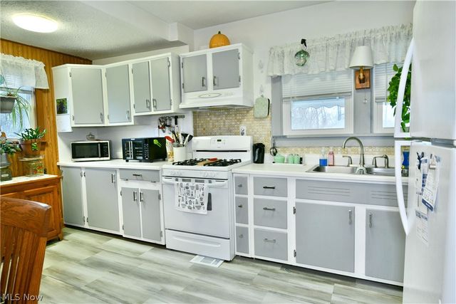 728 Potic Drive, Leavittsburg, OH 44430