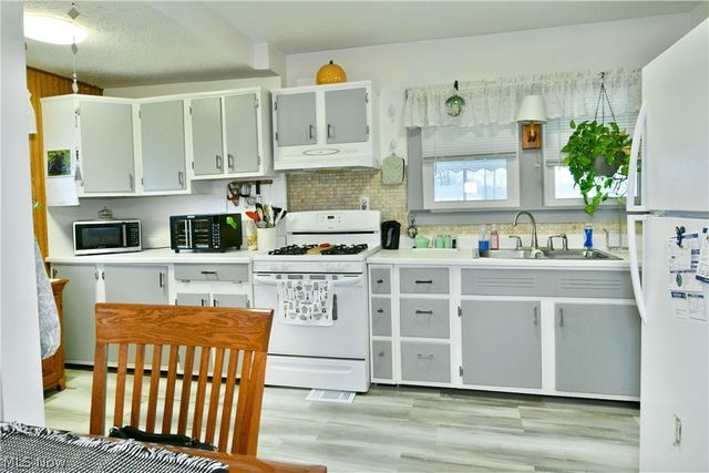 728 Potic Drive, Leavittsburg, OH 44430