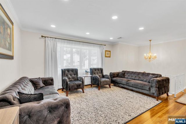 33 Oak Avenue, Pequannock Township, NJ 07440