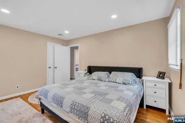 33 Oak Avenue, Pequannock Township, NJ 07440