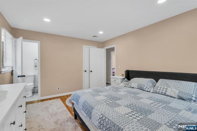 33 Oak Avenue, Pequannock Township, NJ 07440