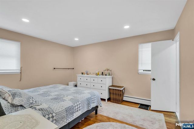 33 Oak Avenue, Pequannock Township, NJ 07440