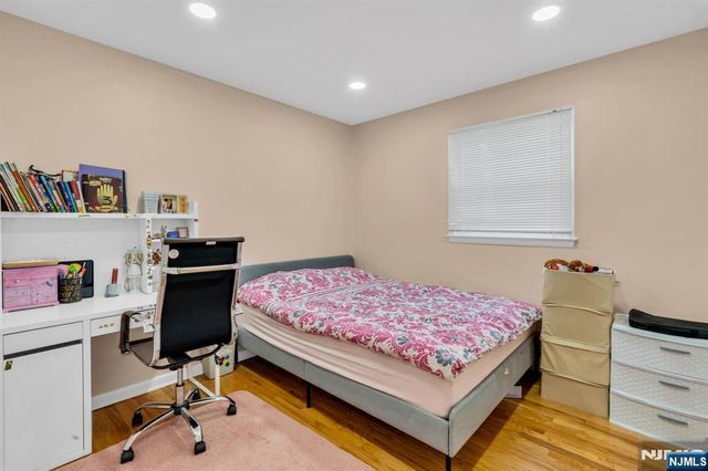 33 Oak Avenue, Pequannock Township, NJ 07440