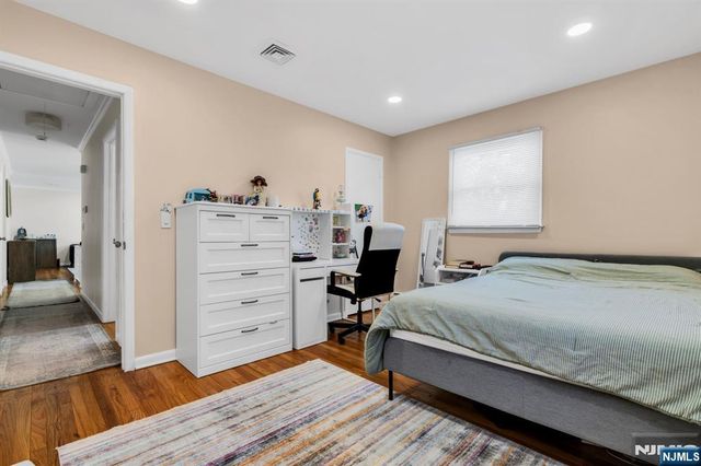 33 Oak Avenue, Pequannock Township, NJ 07440