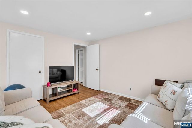 33 Oak Avenue, Pequannock Township, NJ 07440