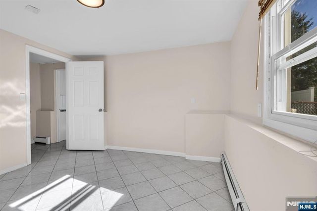 33 Oak Avenue, Pequannock Township, NJ 07440
