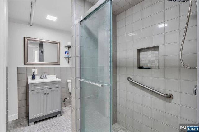 33 Oak Avenue, Pequannock Township, NJ 07440
