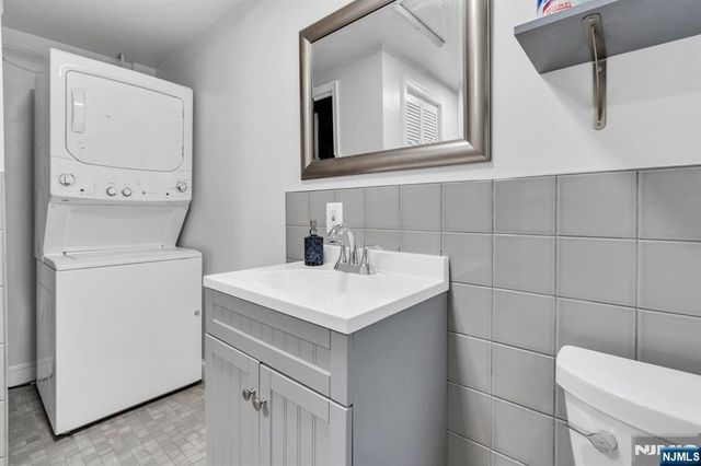 33 Oak Avenue, Pequannock Township, NJ 07440