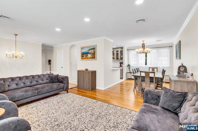 33 Oak Avenue, Pequannock Township, NJ 07440