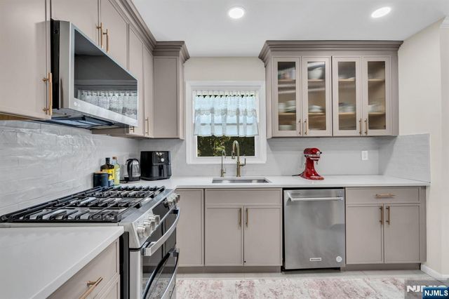33 Oak Avenue, Pequannock Township, NJ 07440