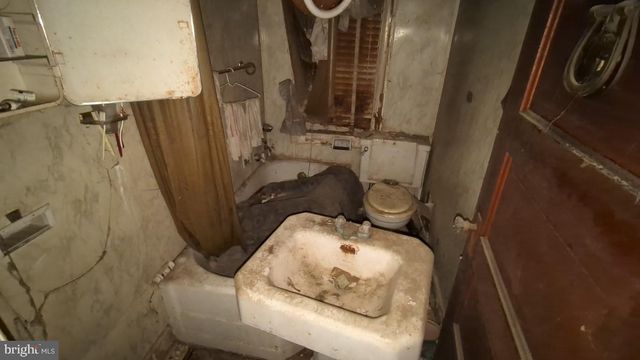 1233 CLOVER LN, Chester, PA 19013