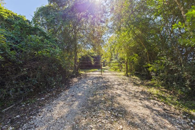 15255 Highway 105, Cleveland, TX 77327