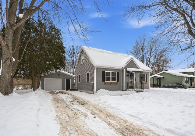 82 James Street NE, Rockford, MI 49341