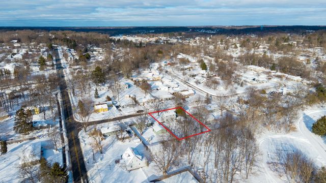 82 James Street NE, Rockford, MI 49341