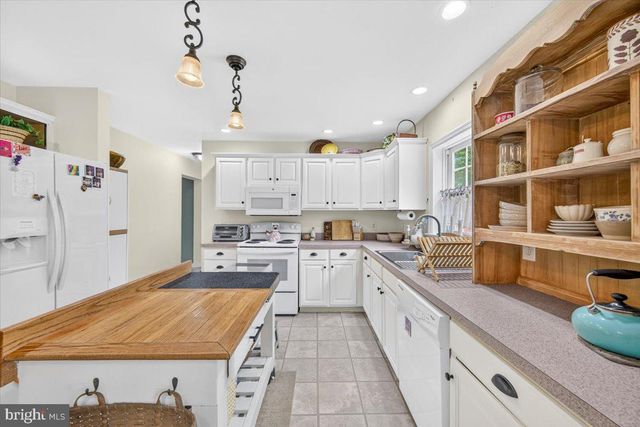 33 BOGEY LN, Bumpass, VA 23024