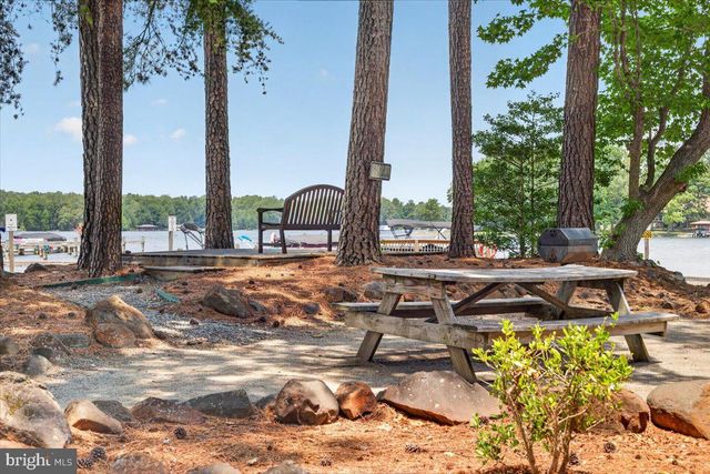 33 BOGEY LN, Bumpass, VA 23024