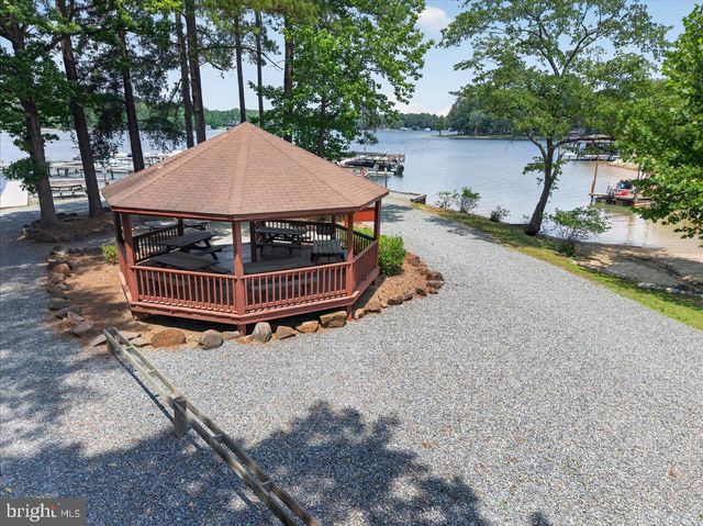 33 BOGEY LN, Bumpass, VA 23024